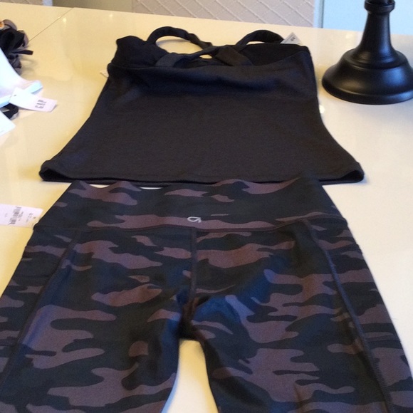 💜❤️ NWT 2 piece GapFit set. - Picture 6 of 7